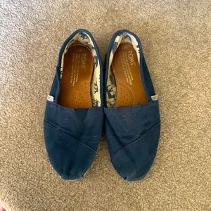 Tom’s navy blue slip ons size 7